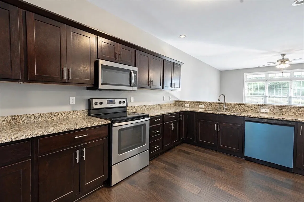 3 bed, 1380 sqft, $1,800 — Photo 3
