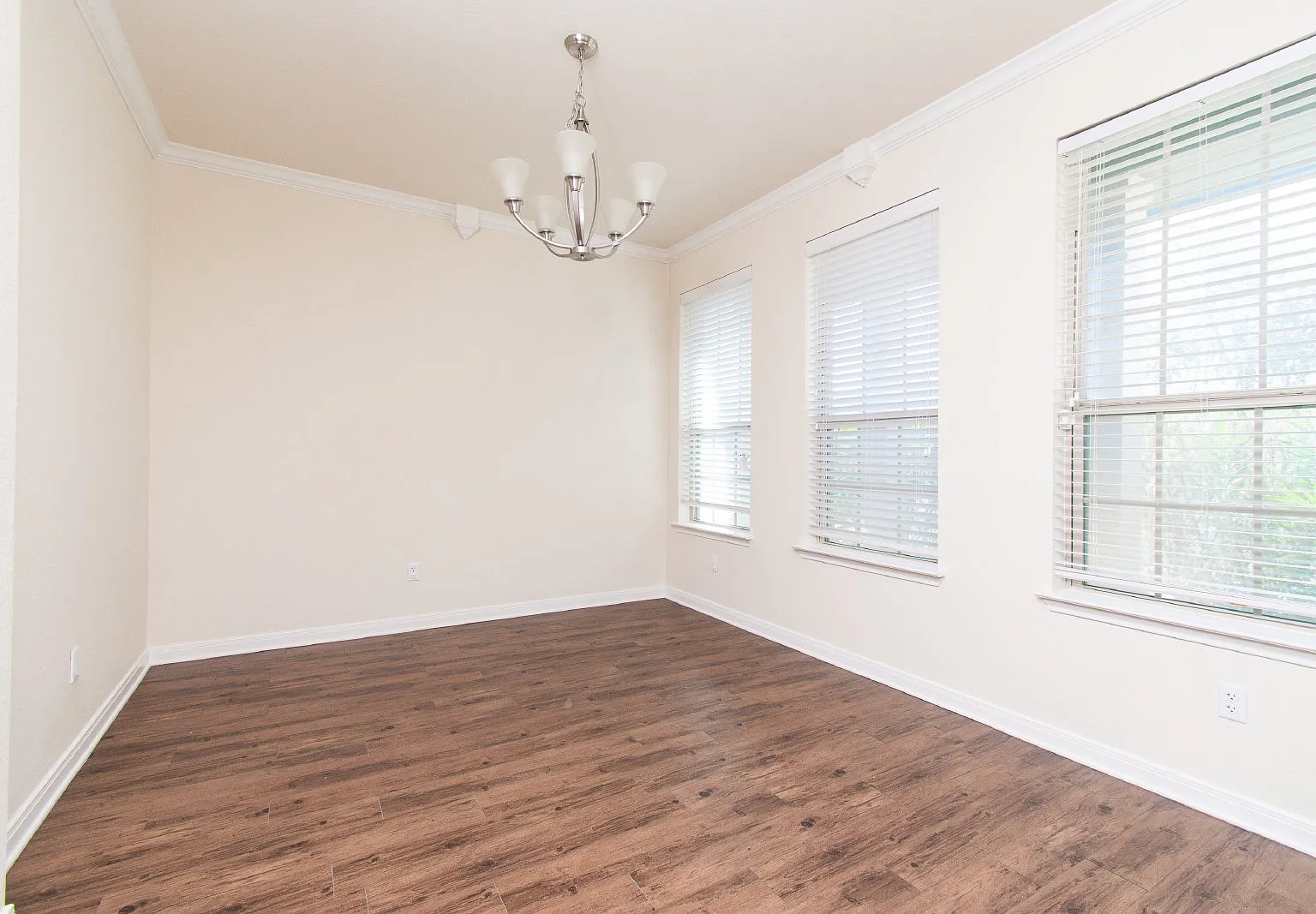 6 bed, 3.5 bath, 3316 sqft, $2,395 — Photo 2