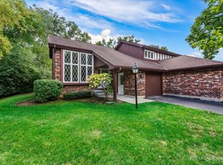 545 Woodmar Ln, Crystal Lake, IL 60014