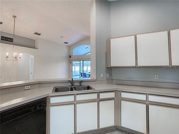 3rd image of 724 Ballyshannon Dr