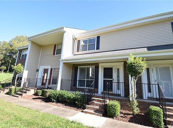 3rd image of 945 Surry Ln