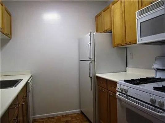 Rented by Siderow Residential Group | media 10