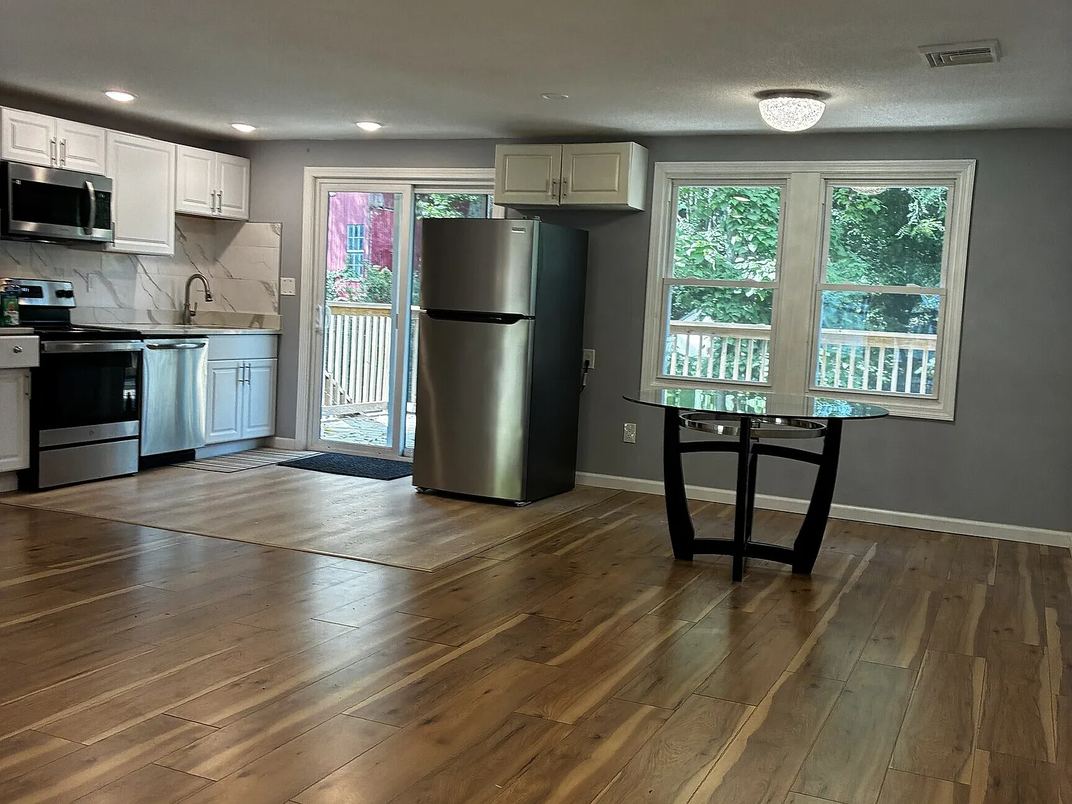 3 bed, 1.0 bath, 1606 sqft, $2,495 — Photo 3