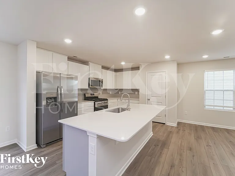 381 Hollingswood Dr — Photo 6