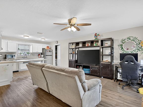 3rd image of 3382 NW 22nd Avenue