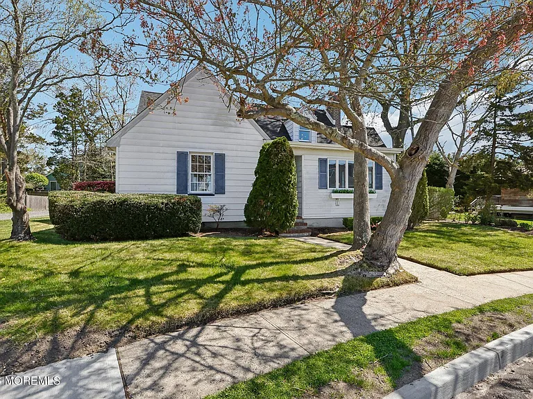 1850 Fernwood Rd — Photo 2