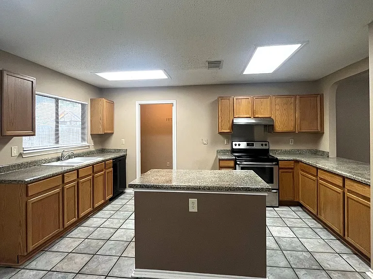 15838 Colton Wl — Photo 6