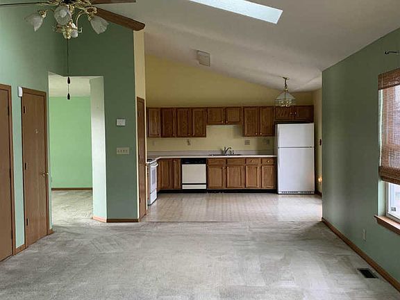 4th image of 1050 Hornbeam Cir W