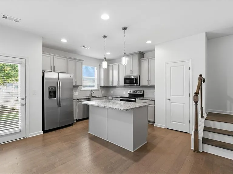 2392 Belmont Pl — Photo 2