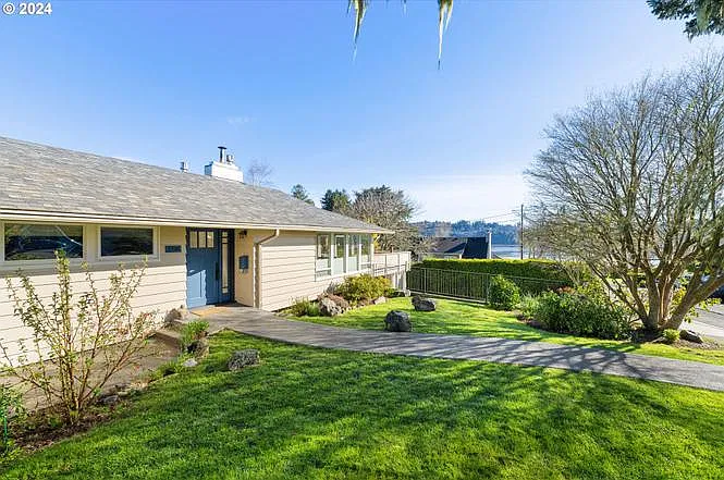 4 bed, 2700 sqft, $3,400 — Photo 3