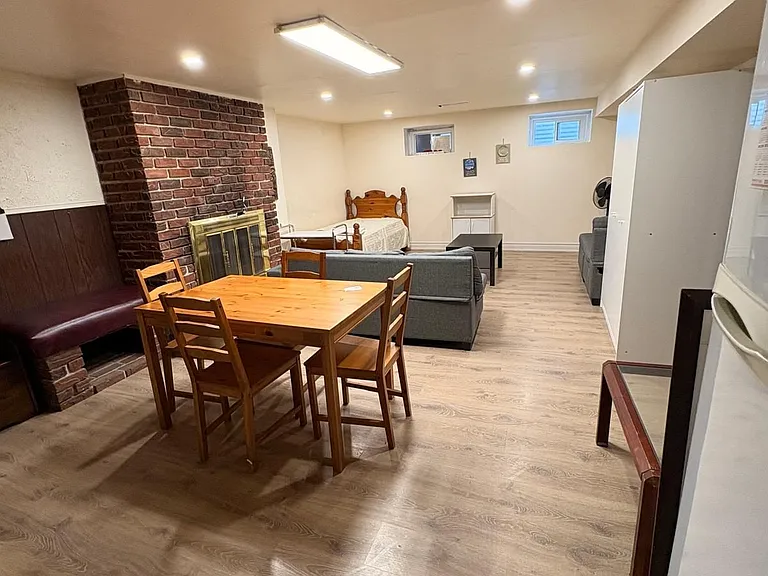 34 Shoreland Cres #B — Photo 5