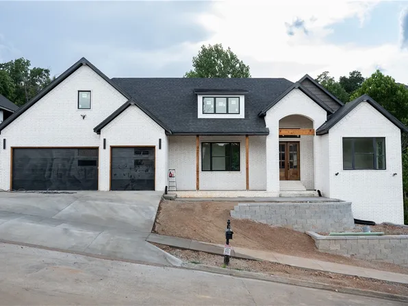 2005 NE Chaucer St, Bentonville, AR 72712