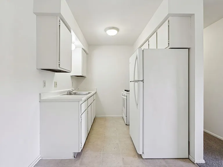 Mayfair Apartments — Photo 40