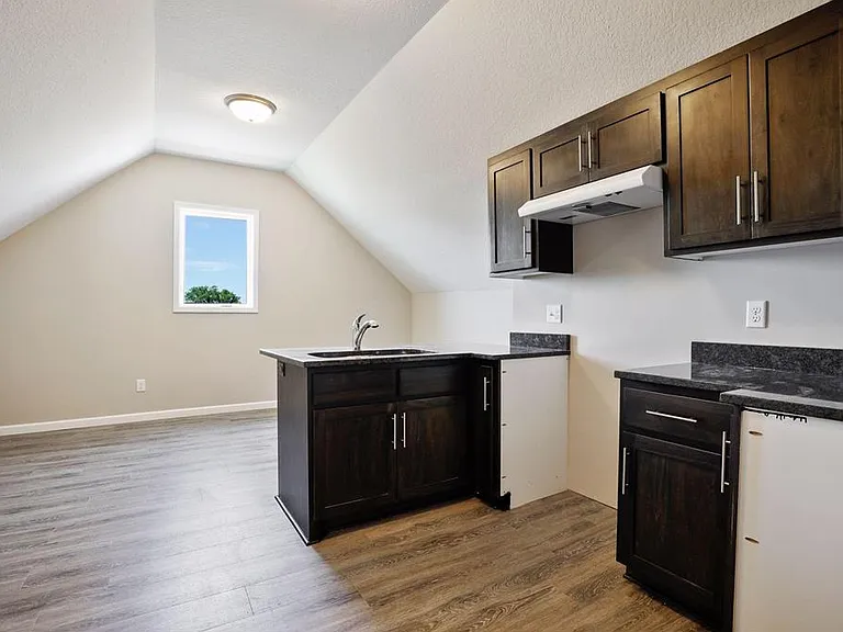2050 W Broadway Ave — Photo 10