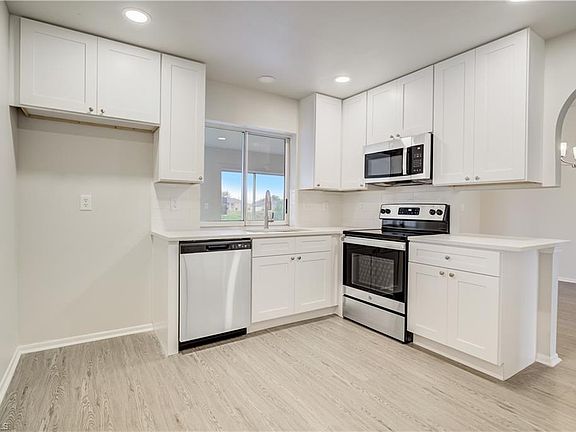 4th image of 1009 SW 37th ST