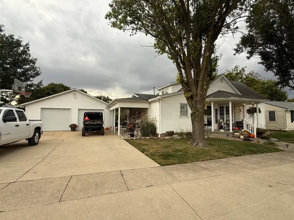107 N Elm St, Arthur, IL 61911