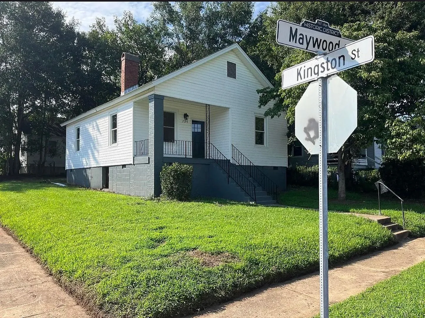 Charming 2-Bedroom Bungalow in Spartanburg Lawn Care & Trash Included! — Photo 1
