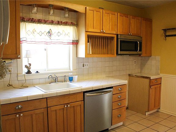 3rd image of 615 Monterey St