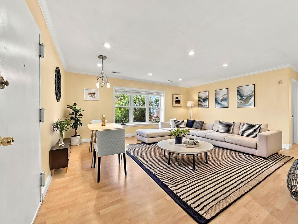 1st image of 160 Newton St APT 3