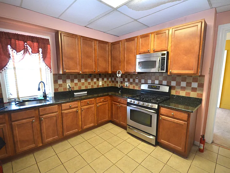 572 E 25th St #1 — Photo 5