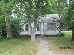 710 Elm Ave S, Hallock, MN 56728