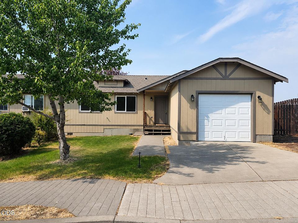 1st image of 402 SE Carmen Way