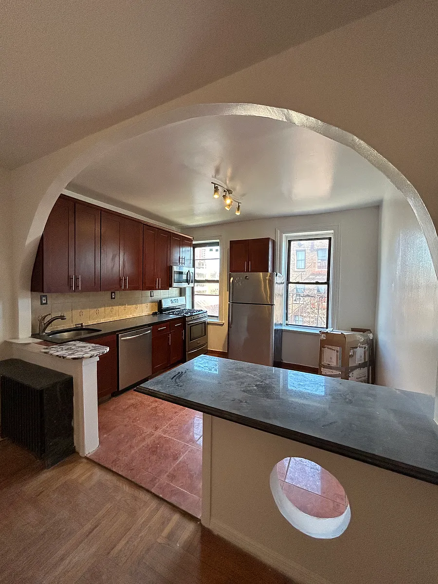 Building Photo - 91 E 208th St #5B