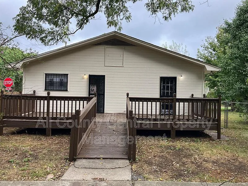 3 bed, 2.0 bath, 1417 sqft, $1,595 — Photo 2