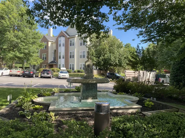 4137 Fountainside Ln Unit 202, Fairfax, VA 22030
