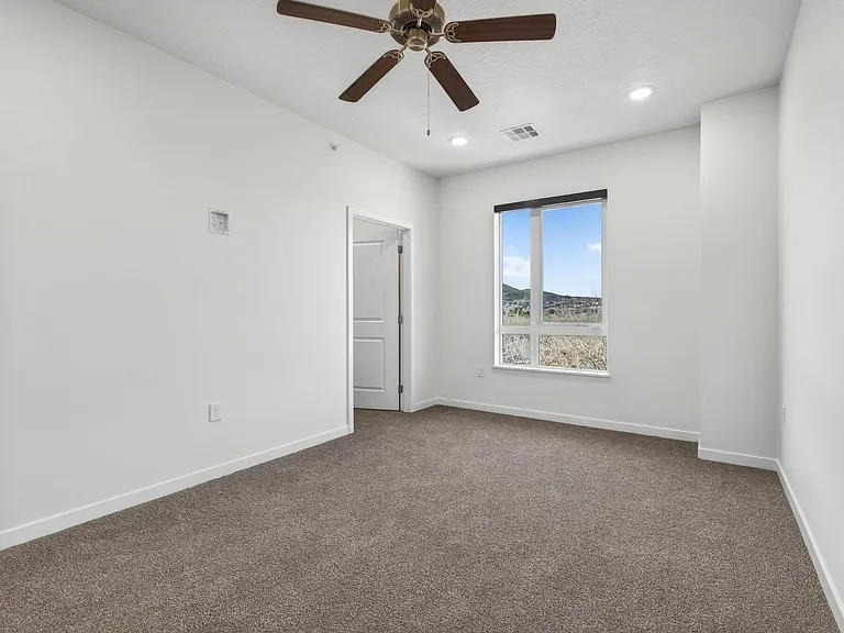 983 W State St — Photo 13