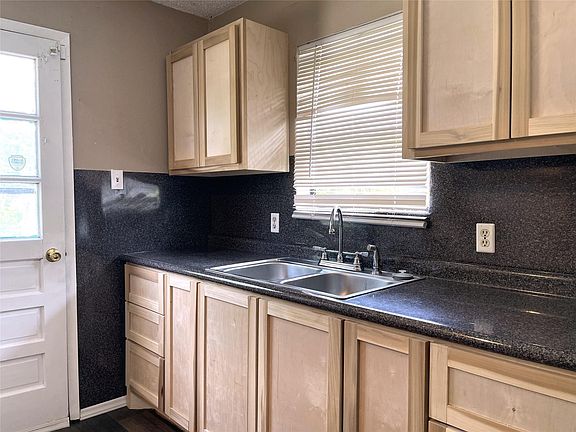 3rd image of 901 Washington St