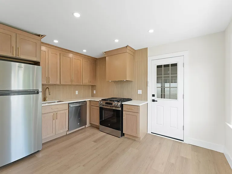 607 W Madison Ave — Photo 12