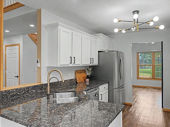 4th image of 1000 NE Parkside Ct