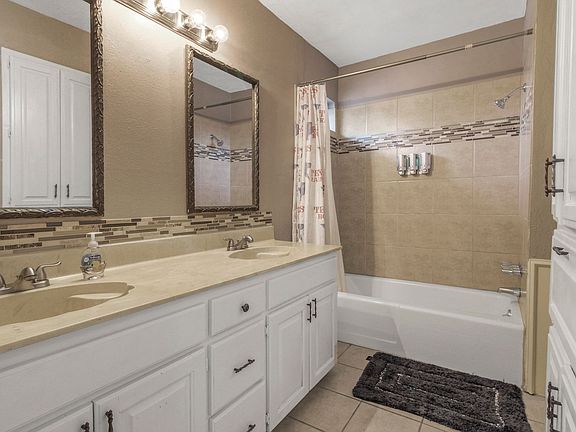 2nd image of 2425 Lakeview Cir #2427
