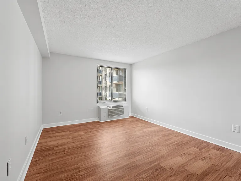 Riverside Apartments — Photo 9