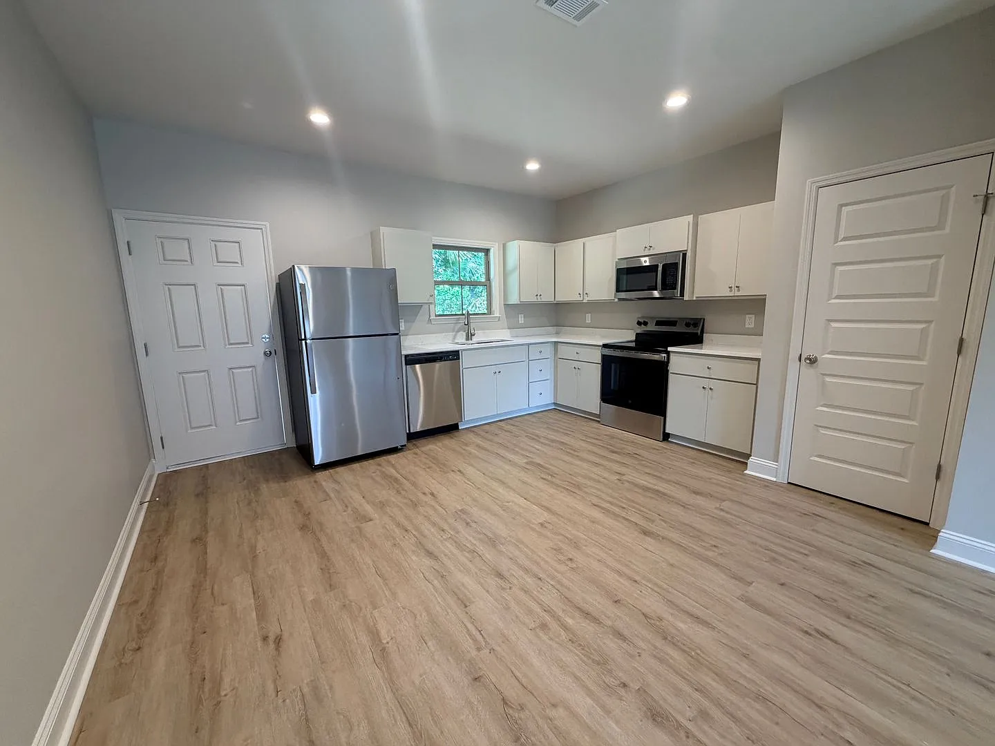 203 S Goodman St — Photo 3