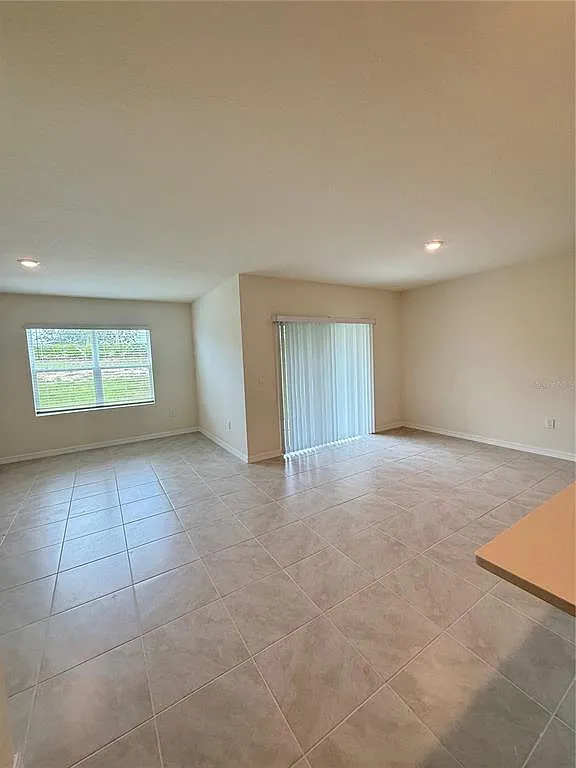 4 bed, 2.0 bath, 1828 sqft, $2,000 — Photo 3