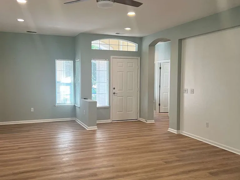 42 Coburn Dr E — Photo 2