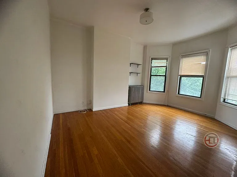 833 Kinsella St #2 — Photo 3