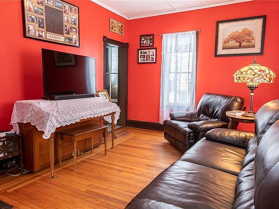 5th image of 70 Diamond St