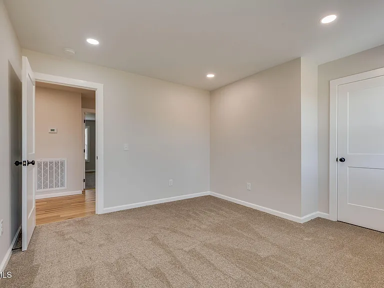 300 Robin Hood Ln — Photo 20