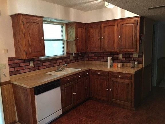 Kitchen (new flooring has replaced this previous flooring). This is my best wide shot.