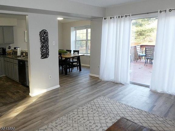 5th image of 157 Harrow Dr