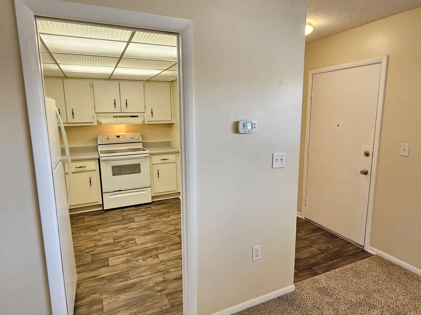 Annual Unfurnished 2 Bedroom 1.5 Bathroom Second Floor Condo in Puritan Arms - includes Water, Se... — Photo 4