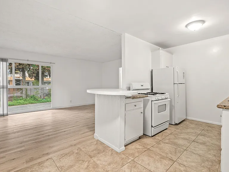 826 S Grand View St #1 — Photo 8