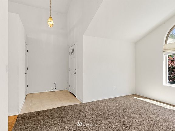 5th image of 8616 Sebastian Drive NE
