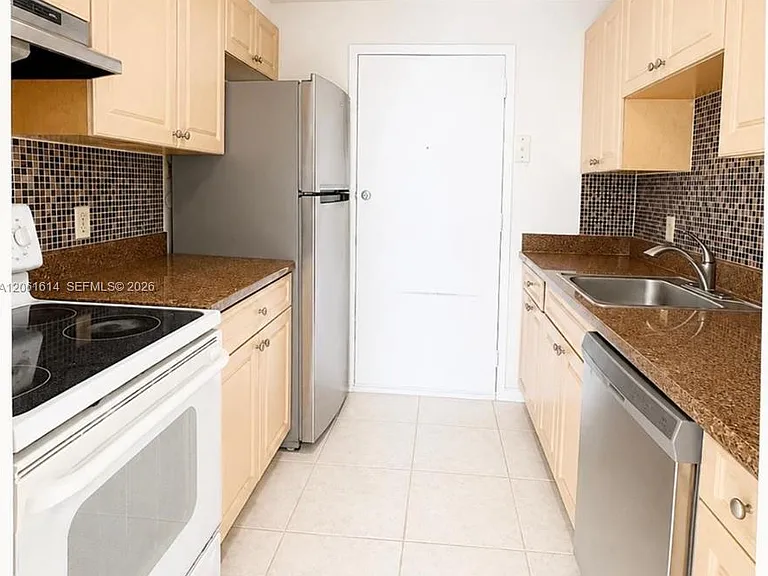 2020 NE 135th St #710 — Photo 4