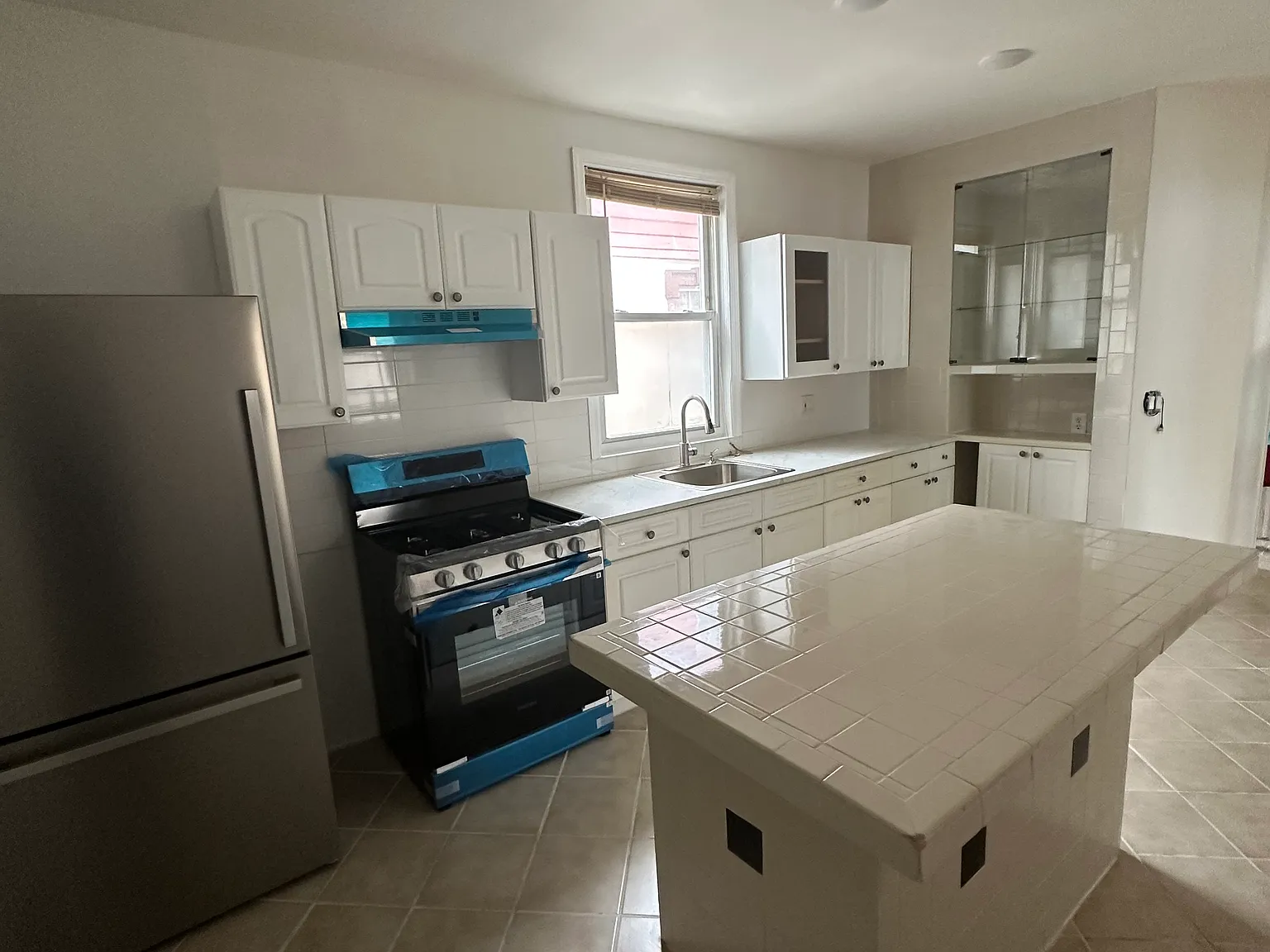 3 bed, 1200 sqft, $3,100 — Photo 1