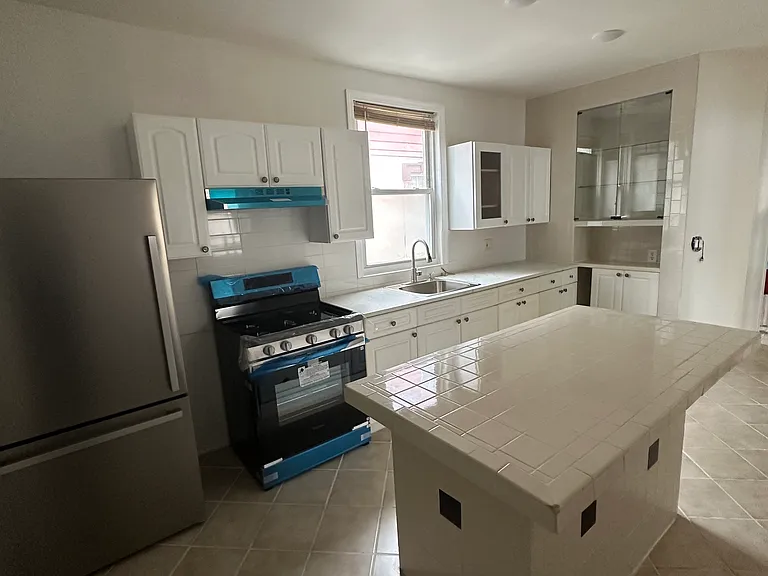 325 Hawthorne Ave #1 — Photo 1