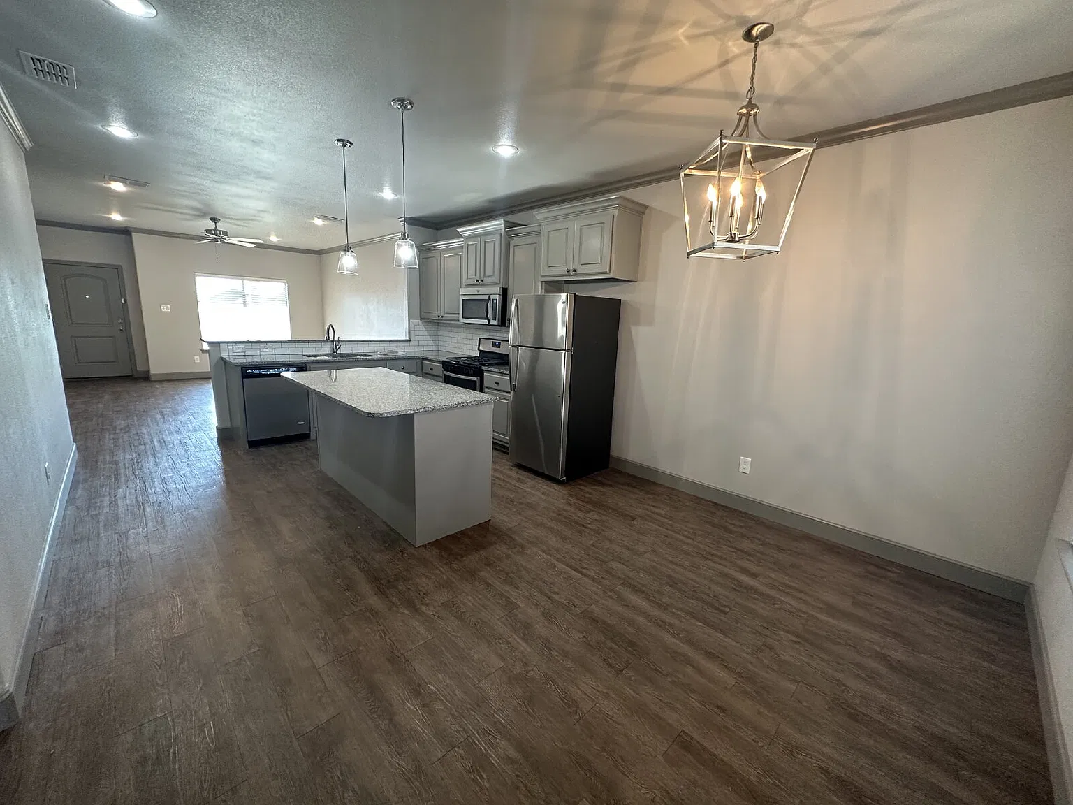 3 bed, 2.0 bath, 1550 sqft, $1,725 — Photo 2
